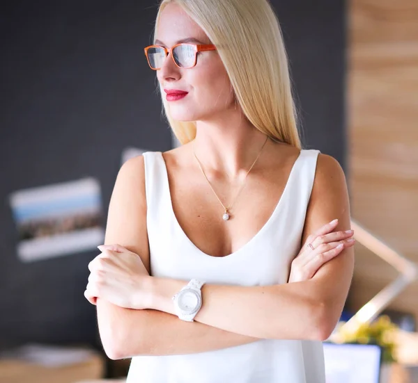 Retrato de uma empresária madura profissional executiva sentada no escritório — Fotografia de Stock