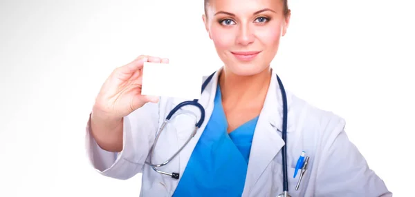 Une femme médecin tenant une carte vide, isolée sur fond blanc — Photo