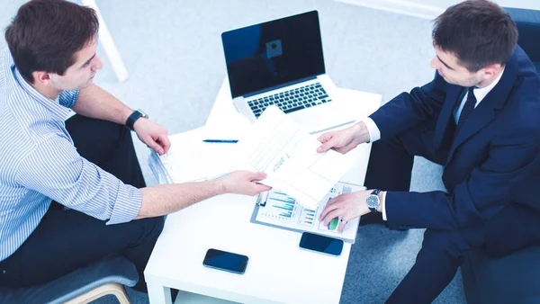 Uomini d'affari che siedono e discutono alla riunione di lavoro, in ufficio — Foto Stock