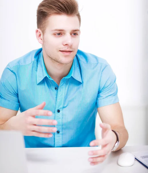 Young businessman working in office, sitting at desk — Stock Photo, Image