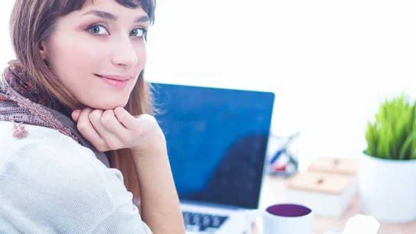 Portret van vrouw zit aan bureau met een laptop — Stockfoto