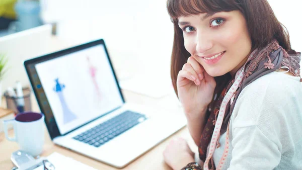 Portrait d'une jolie créatrice de mode assise au bureau — Photo