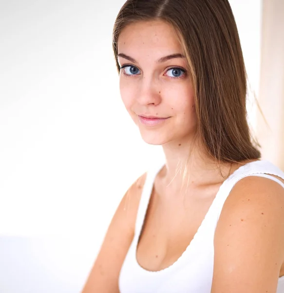 A pretty young woman sitting in bed. — Stock Photo, Image