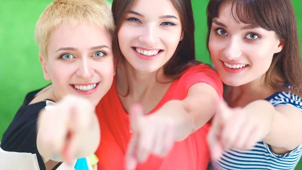 Trois filles heureuses pointant du doigt votre choix — Photo
