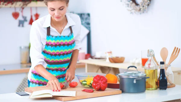 युवा महिला रसोई में सब्जियां काटना — स्टॉक फ़ोटो, इमेज