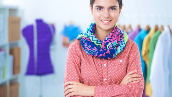 Joven diseñador de moda trabajando en el estudio — Foto de Stock