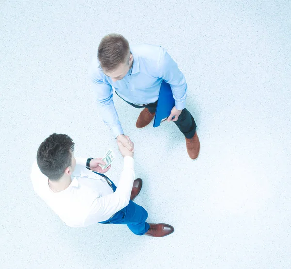 Geschäftsfrau beim Händeschütteln im Büro — Stockfoto