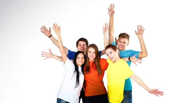 Groep gelukkig tieners. Glimlachend en camera kijken. Handen armen omhoog. — Stockfoto