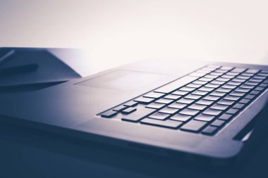 Ahşap masada dizüstü bilgisayarı olan bir ofis.