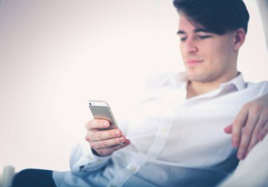 Yakışıklı genç adam akıllı telefon evde kullanma