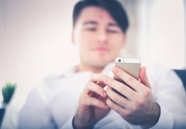 Yakışıklı genç adam akıllı telefon evde kullanma