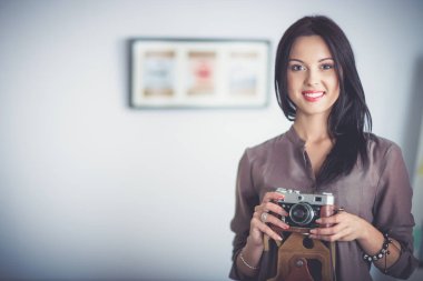 Dizüstü bilgisayar ile masaya oturan kadın fotoğrafçı. Kadın fotoğrafçı