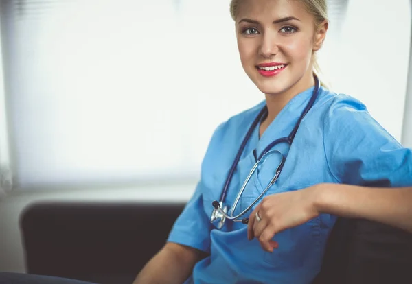 Portret van een jonge dokter zittend op de Bank — Stockfoto