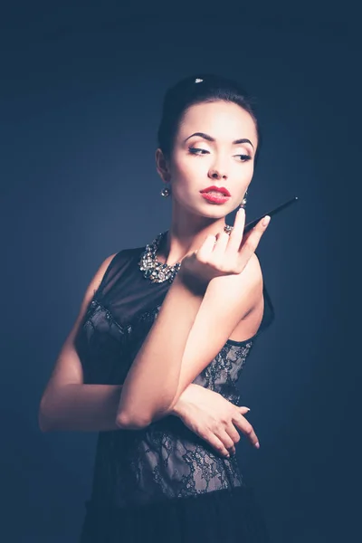 Portrait de jeune belle femme avec des bijoux — Photo