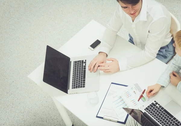 Jonge zakenman aan het werk, zittend aan het bureau — Stockfoto