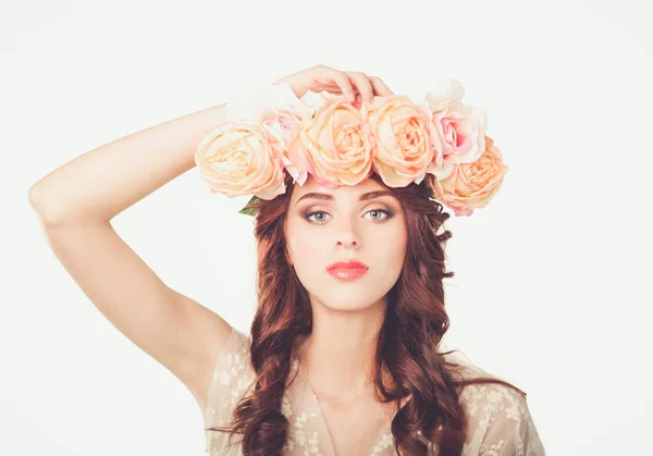 Retrato de mujer de belleza con corona de flores en la cabeza sobre fondo blanco — Foto de Stock