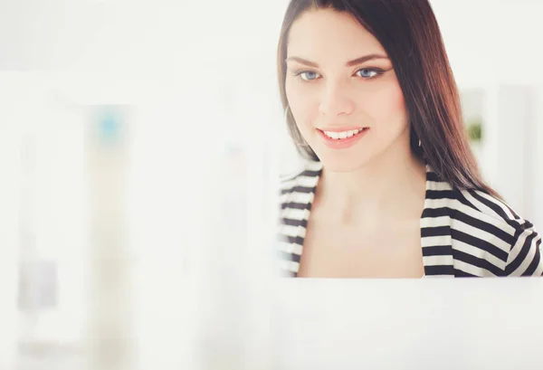 Portret van mooie jonge vrouw in winkel — Stockfoto