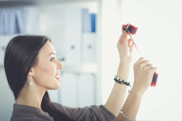 Fotografo donna seduto sulla scrivania con computer portatile. Fotografo femminile — Foto Stock