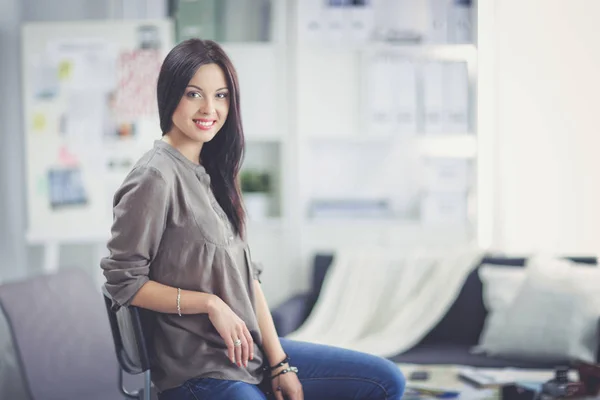 Fotógrafa sentada en el escritorio con portátil. Fotógrafa —  Fotos de Stock