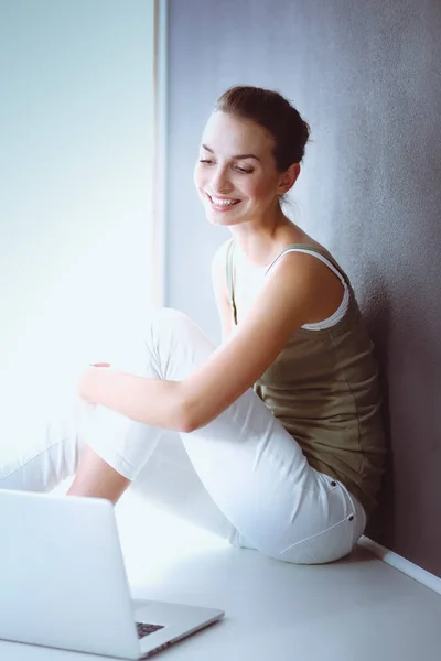 Telefon ile katta oturan çekici beyaz kız — Stok fotoğraf