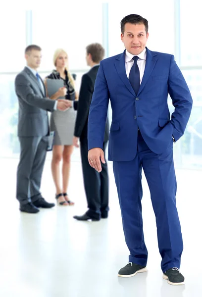 Geschäftsfrau steht mit einem Ordner in der Hand im Vordergrund . — Stockfoto