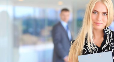 İş kadını ofiste ön planda duran