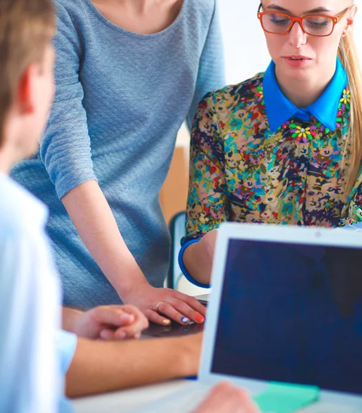 Yeni bir proje üzerinde çalışan genç iş adamları