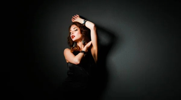 Hermosa mujer con maquillaje de noche en vestido negro — Foto de Stock