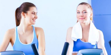 Bir grup insan üzerinde eğitmenler egzersiz jimnastik salonu