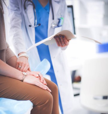 Mutlu bir fitness kadınının portresi tamam işareti gösteriyor.