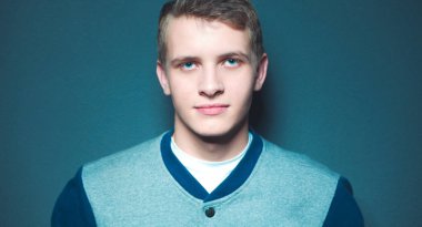 siyah arka plan üzerine yakışıklı bir genç adam portresi