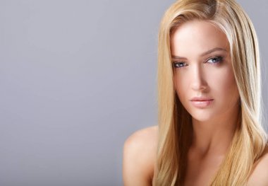 Güzellik. Beyaz arka plan üzerinde genç bir kadın portresi