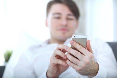 Yakışıklı genç adam akıllı telefon evde kullanma