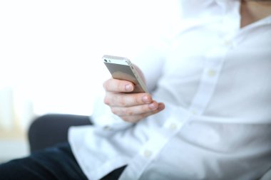 Yakışıklı genç adam akıllı telefon evde kullanma