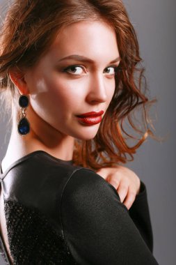 Siyah elbiseli, akşam makyajlı güzel bir kadın.