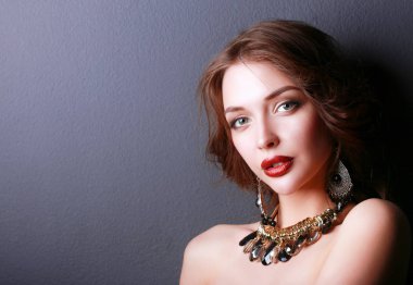 Siyah elbiseli, akşam makyajlı güzel bir kadın.