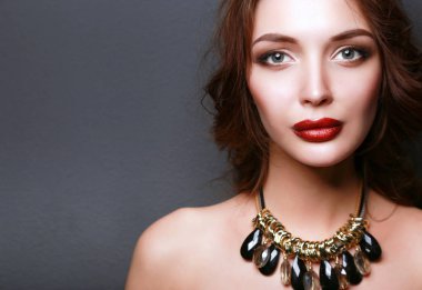 Siyah elbiseli, akşam makyajlı güzel bir kadın.