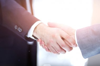 tokalaşırken, beyaz zemin üzerine izole iş adamları