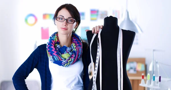 Sorrindo designer de moda em pé perto de manequim no escritório — Fotografia de Stock