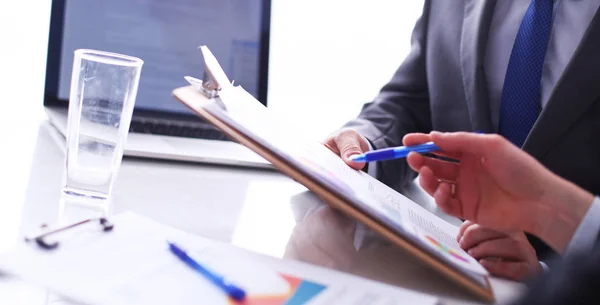 Geschäftsleute schütteln Hände, beenden ein Meeting. Geschäftsleute — Stockfoto