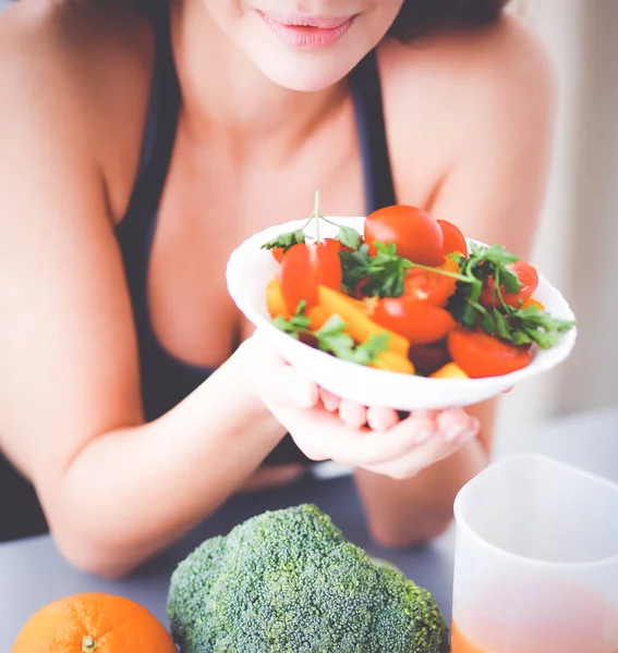 Portrét usměvavé mladé ženy s vegetariánským zeleninovým salátem. — Stock fotografie