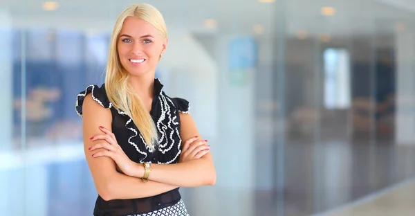 Zakenvrouw permanent op voorgrond in office — Stockfoto