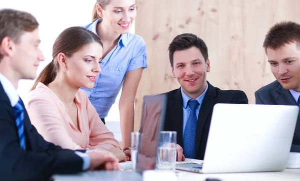 Uomini d'affari che siedono e discutono alla riunione di lavoro, in ufficio — Foto Stock