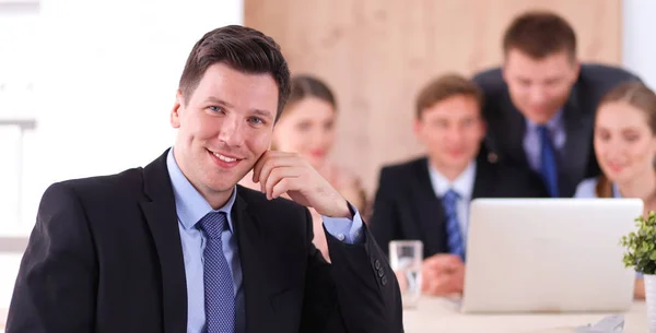 Biznesmeni siedzą i dyskutują na spotkaniu biznesowym — Zdjęcie stockowe