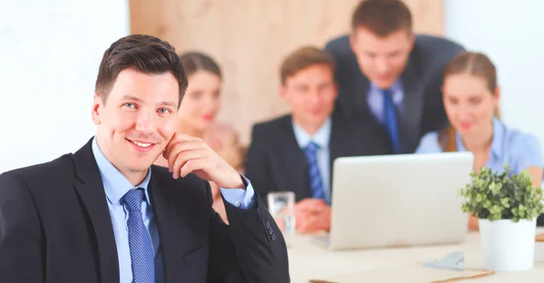 Affärsmän som sitter och diskuterar på mötet, i sitt ämbete — Stockfoto