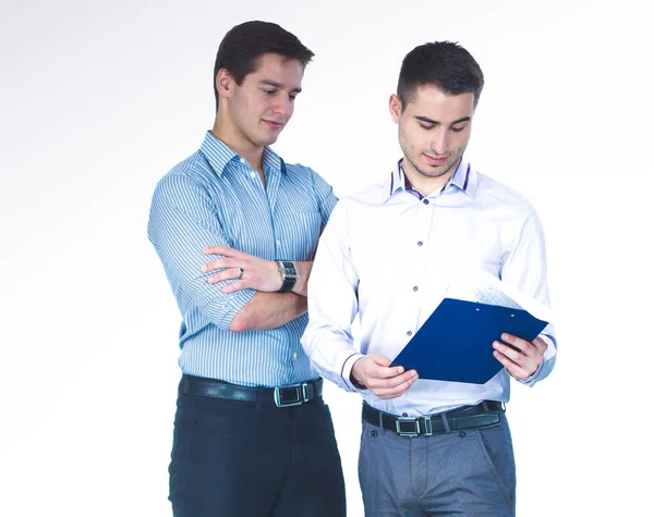 Два бизнесмена держат папку контракта изолированы на белом — стоковое фото