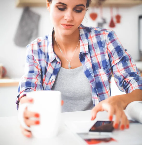 Donna che legge mgazine In cucina a casa — Foto Stock