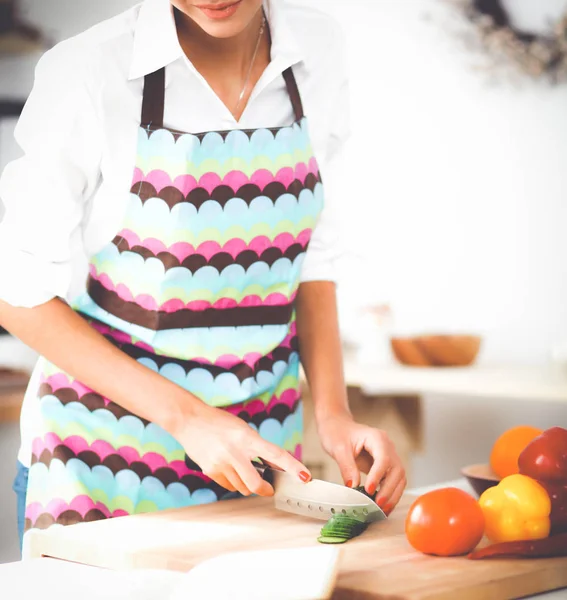 Mujer sonriente preparando ensalada en la cocina —  Fotos de Stock
