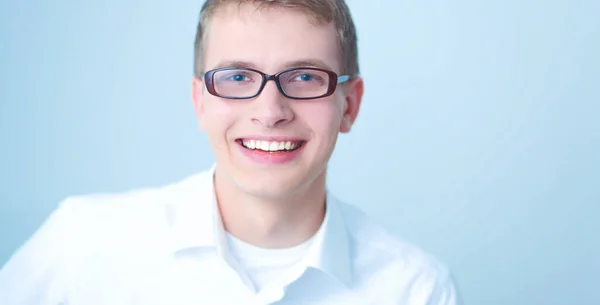 Retrato del joven sonriendo aislado sobre fondo gris — Foto de Stock