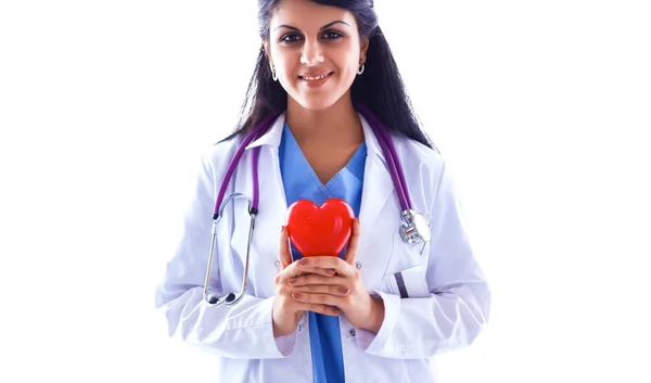Médecin avec stéthoscope tenant le cœur, isolé sur fond blanc — Photo